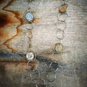 Μακρύ Κολιέ με Μεταλλικούς Κρίκους